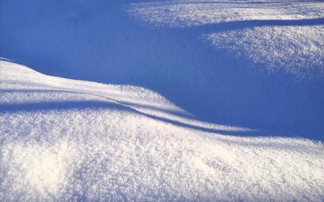 valon ja varjon kuvioita lumessa